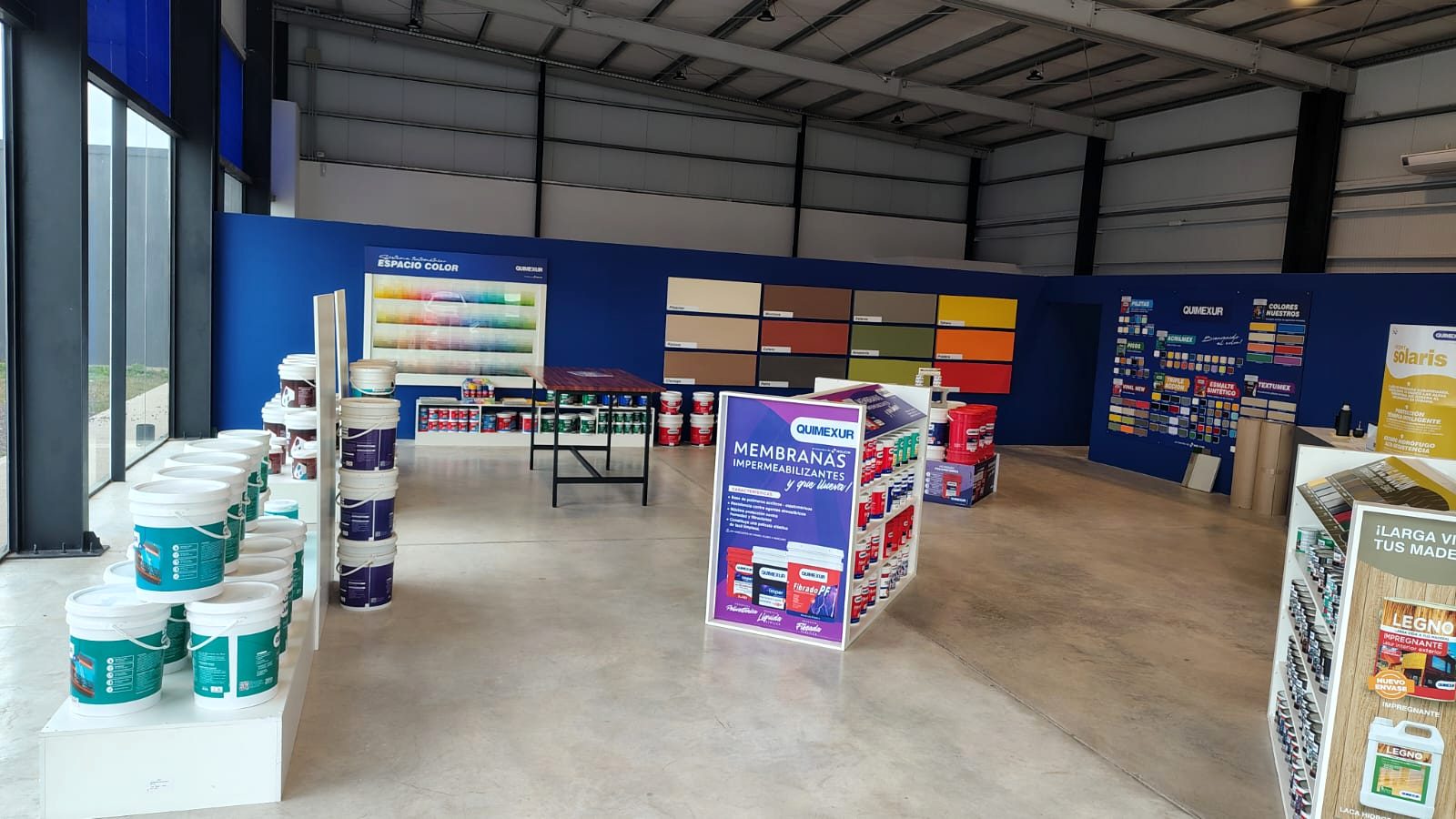 Local de Grupo Gabotti Pinturas con Espacio Color, membranas impermeabilizantes y línea Quimexur
